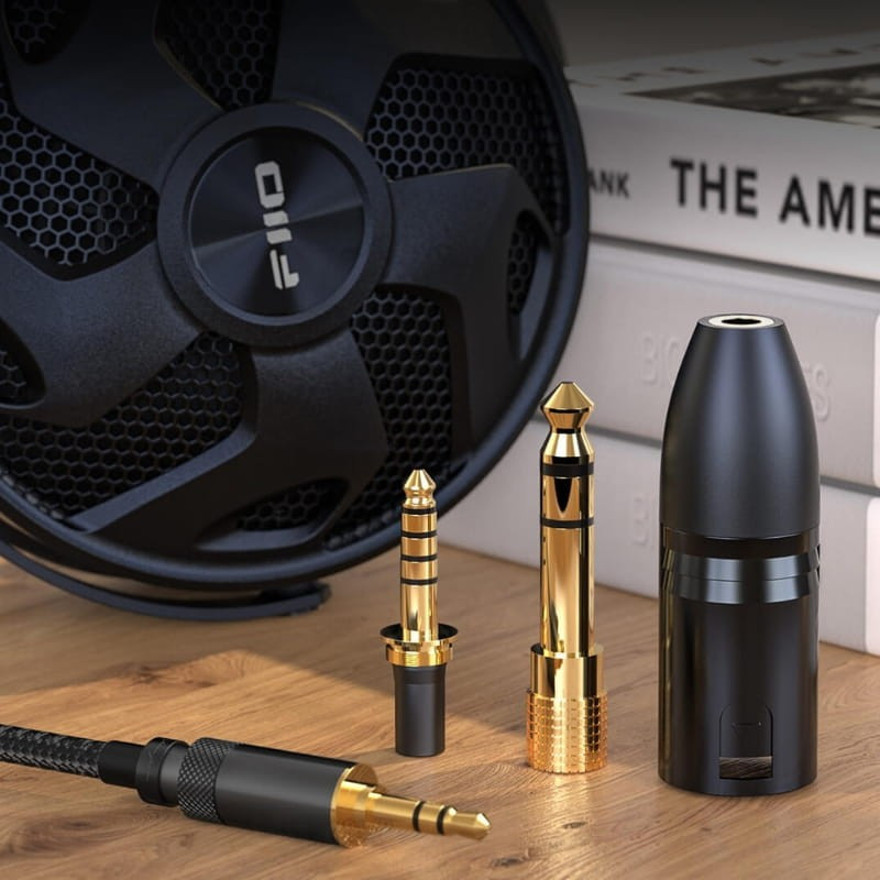 FiiO FT3 350 Ohms Negro: adaptadores dorados 2.5, 3.5 y 4.4 mm, conector 6.35 mm, cable trenzado y copa metálica negra de diseño premium en escritorio
