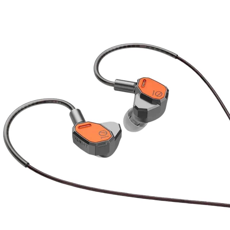 Hiby Yacht10 Auriculares In-Ear Hi-Fi con cable, carcasas hexagonales grises con placas naranjas y cable negro trenzado, diseño sobre la oreja