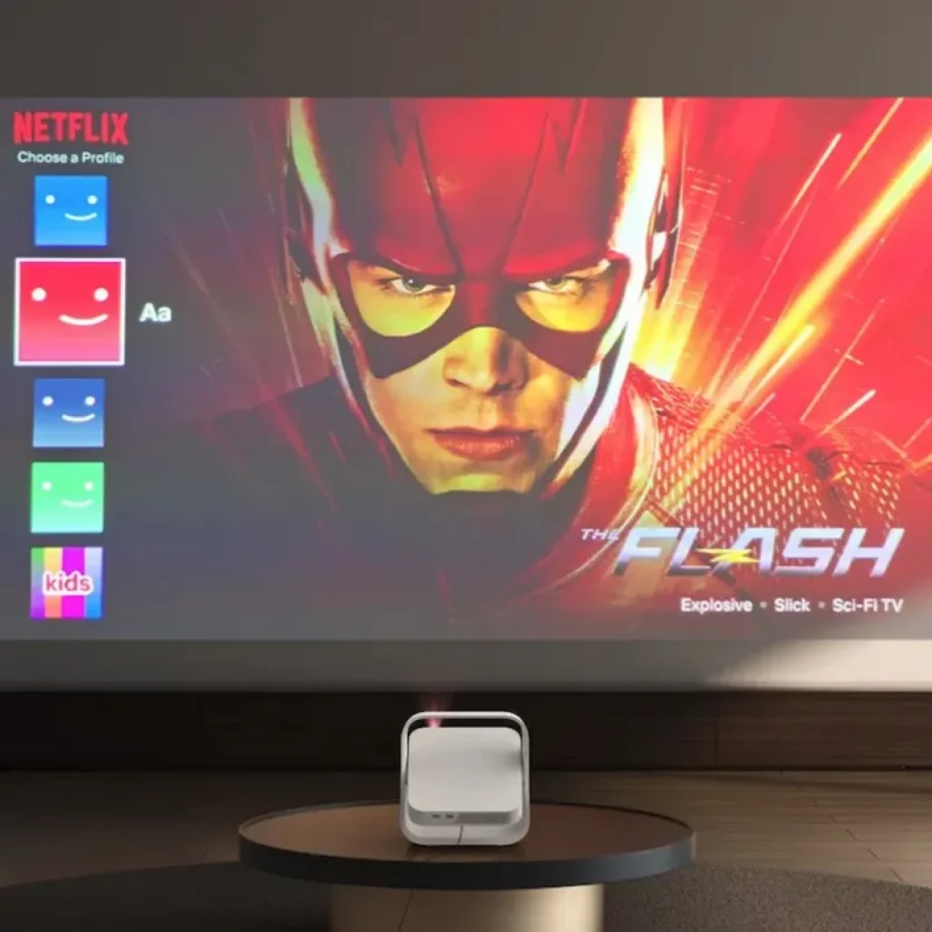 Xgimi Elfin Flip Mini WK03C blanco, proyector portátil Full HD con soporte integrado; diseño compacto, proyección nítida y brillo adecuado para interiores