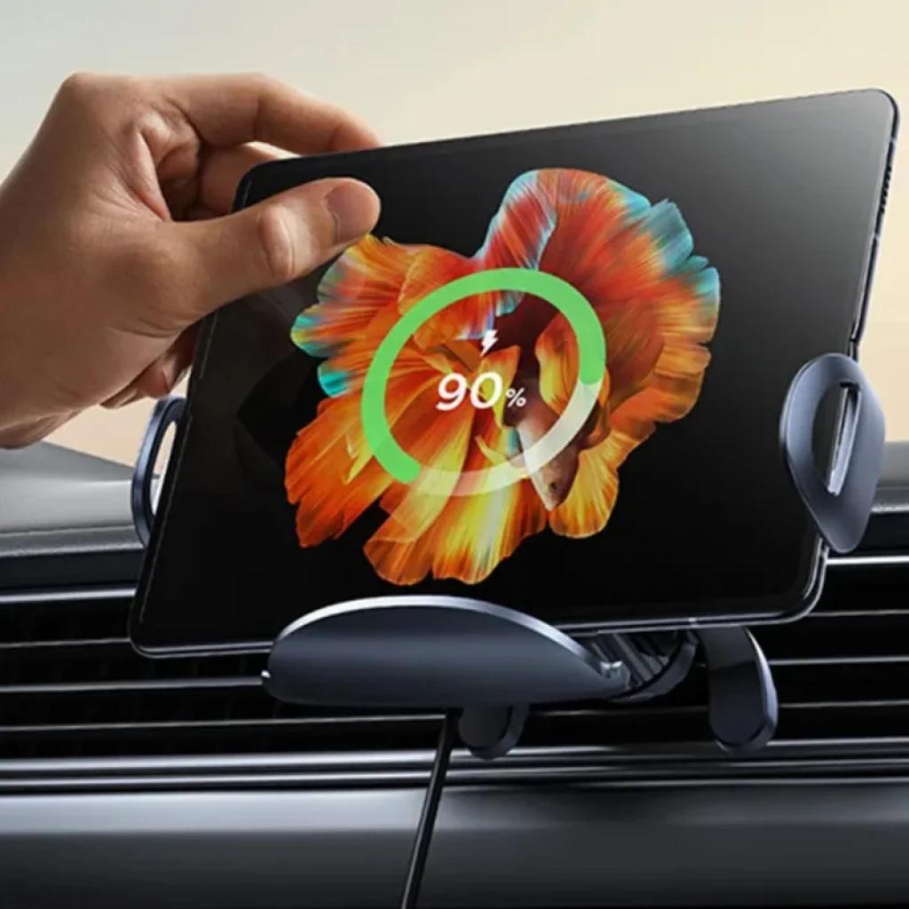 Baseus LightChaser Soporte para coche con cargador inalámbrico de triple bobina, sujeta firmemente una tablet o móvil y muestra carga al 90 por ciento en