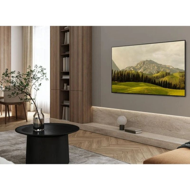 Samsung TQ65S85FAE 65" 4K Ultra HD OLED Smart TV Preto, imagem real da TV pendurada na parede de uma sala de estar