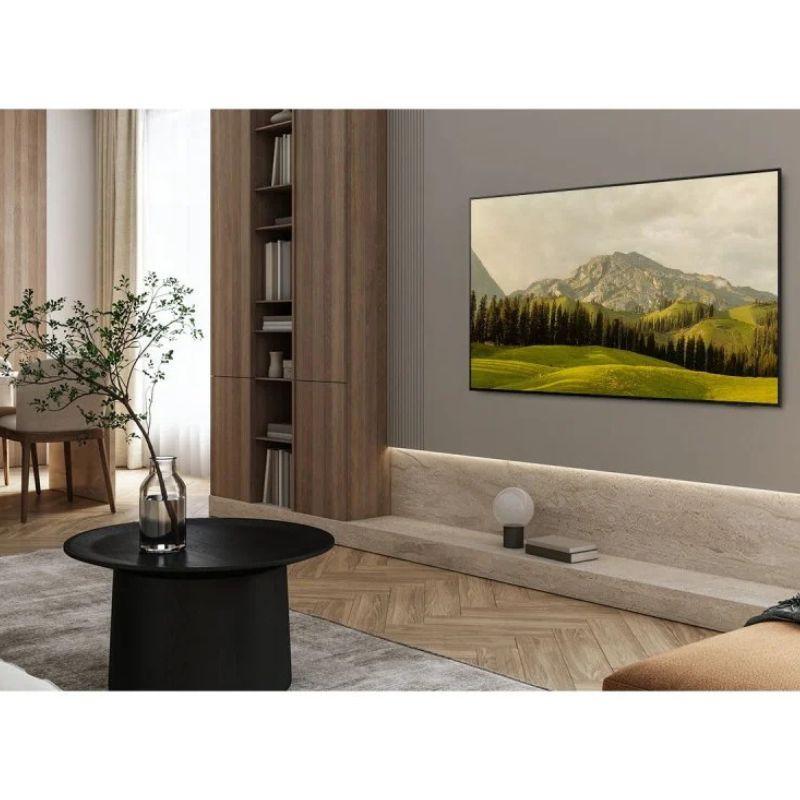 Samsung TQ65S85FAE 65" 4K Ultra HD OLED Smart TV Preto, imagem real  da TV pendurada na parede de uma sala de estar