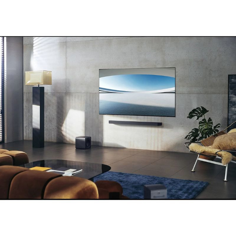 Samsung HW-Q990F/ZF 11.1.4 Noir - Barre de son, image réelle du téléviseur accroché au mur d'une maison