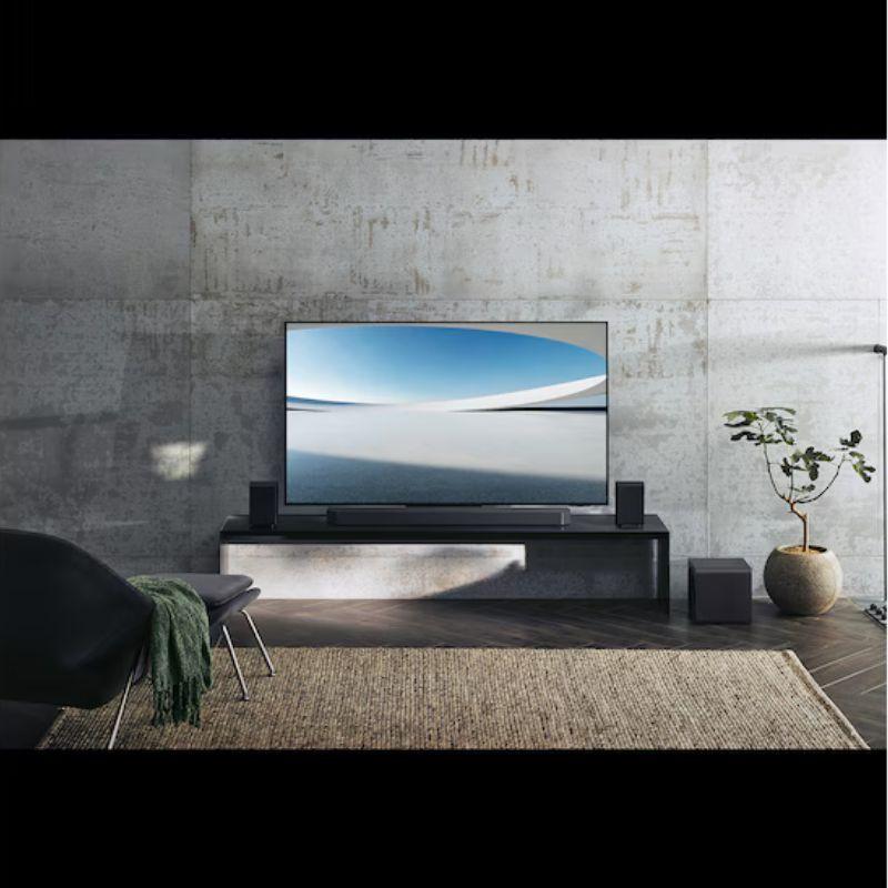 Samsung HW-Q930F/ZF 9.1.4 580 W Preto - Barra de som, imagem real junto a uma TV 