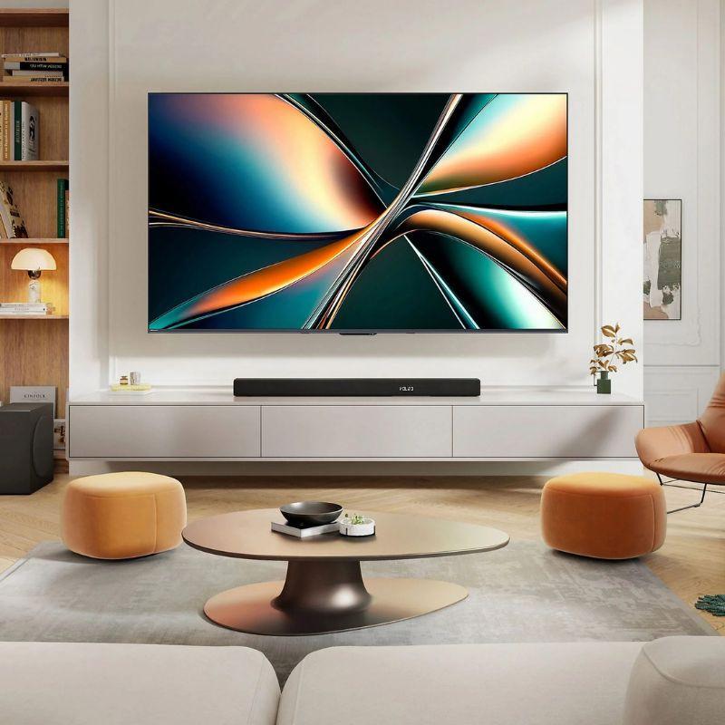 Hisense 100U7Q 100" 4K Ultra HD ULED Smart TV Negro, imagen real de la TV colgada en la pared de un salón