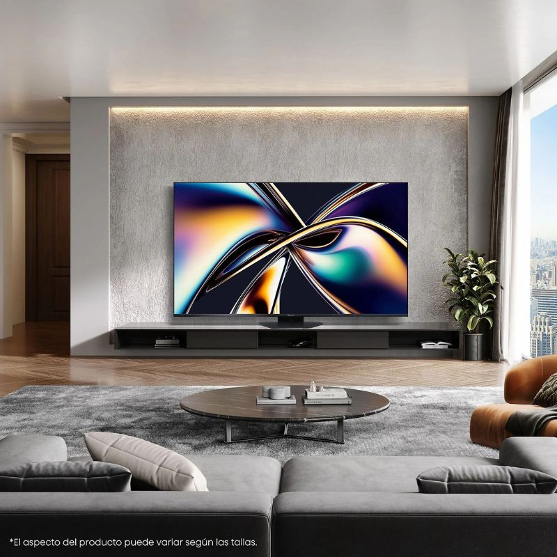 Hisense 65U8Q 65" 4K Ultra HD Smart TV Wifi Gris anthracite, image réelle accrochée au mur d'un salon