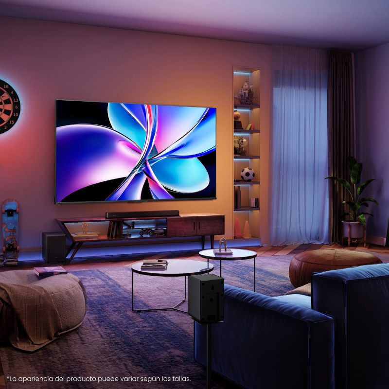 TV QLED 100 polegadas 4K Ultra HD em preto, painel sem bordas, cores vibrantes e contraste intenso, montada na parede em sala moderna iluminada
