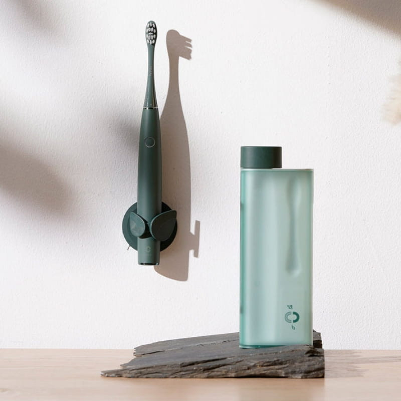 Oclean Air 2T Verde - Cepillo de Dientes Eléctrico con soporte de pared magnético, cuerpo mate verde oscuro y botella translúcida a juego sobre base de