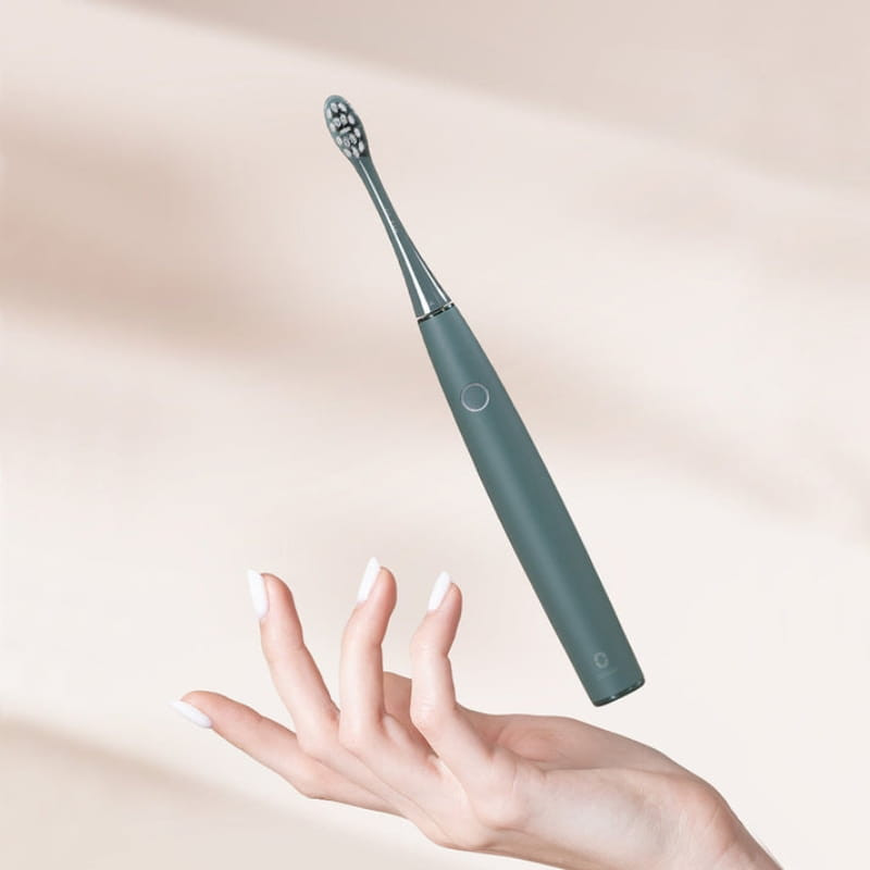 Oclean Air 2T Verde - Cepillo eléctrico en color verde mate, cuerpo esbelto con botón circular, cabezal compacto con cerdas grises y base con indicador LED