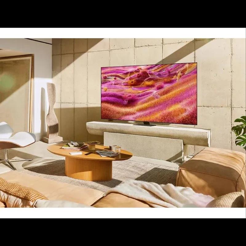 Samsung TQ85QN90FAT 85 pulgadas 4K Neo QLED con panel ultrafino, biseles mínimos y colores vibrantes; montada sobre base central en sala moderna