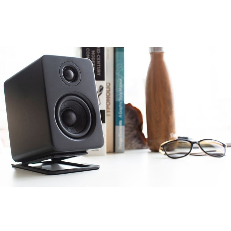 Kanto S2, Noir – Paire de supports de bureau inclinés en métal, compacts, finition mate, base antidérapante, conçus pour rehausser et isoler les enceintes