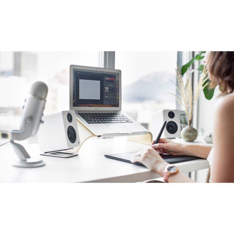 Kanto S2, Preto - Suporte para Coluna de Secretária par: bases metálicas inclinadas, perfil baixo, borracha antiderrapante, elevação para melhor acústica