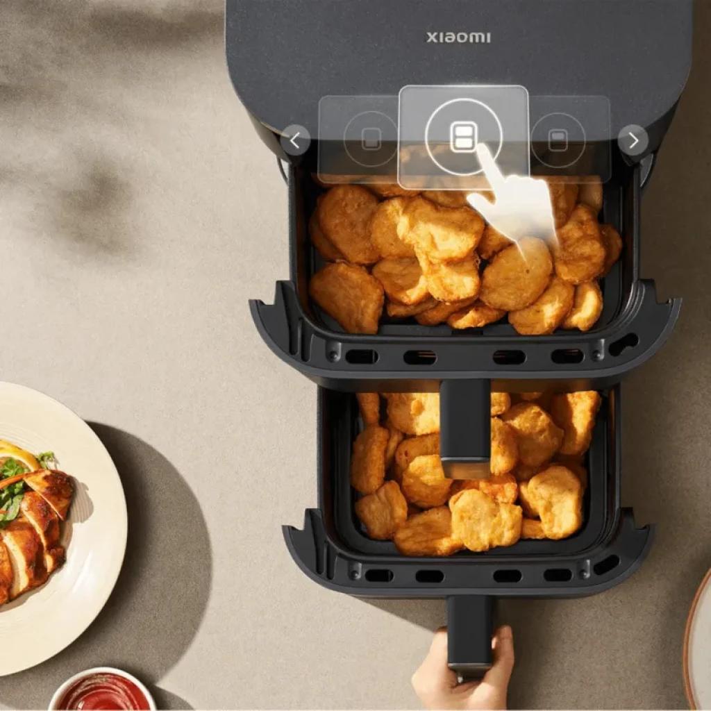 Xiaomi Smart Double Stack Air Fryer 12L com duas gavetas independentes, acabamento preto fosco e display touch; prepara porções crocantes simultaneamente