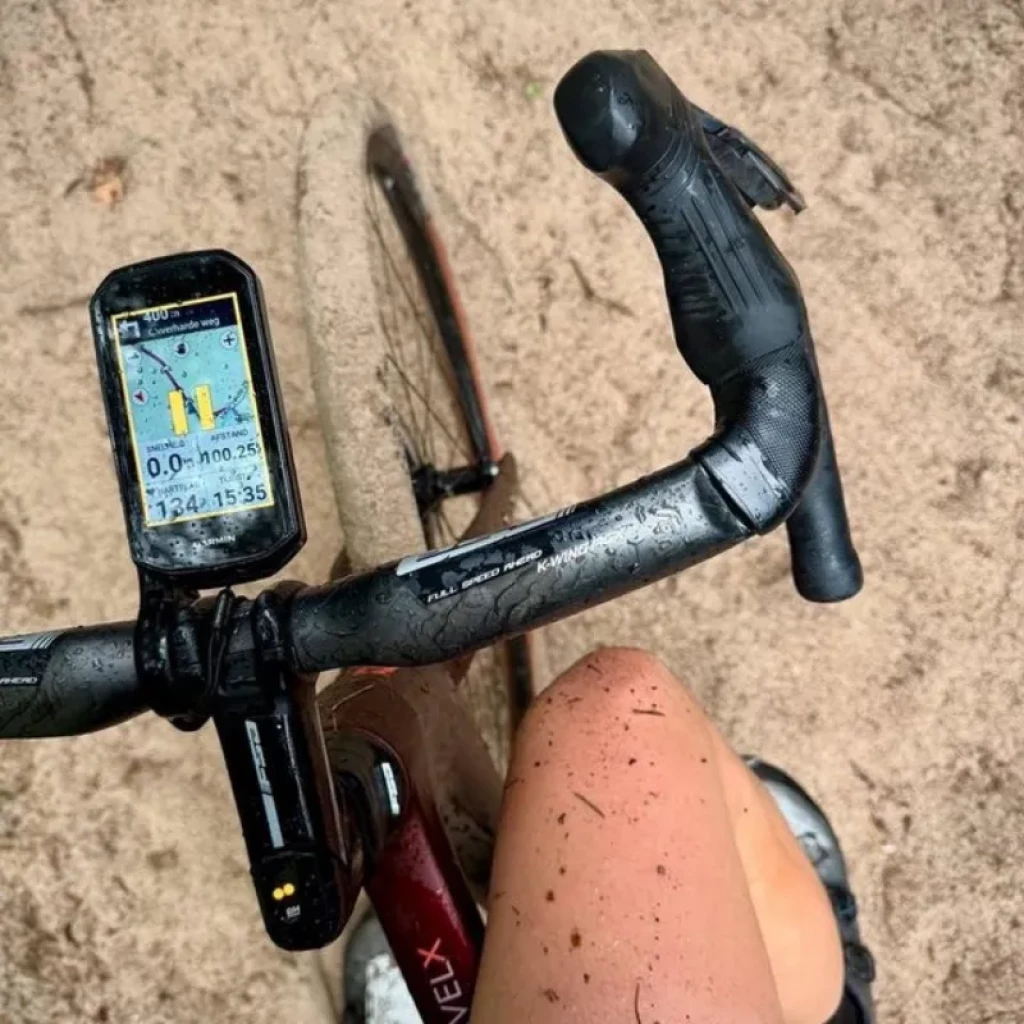 Garmin Edge 1050 montado en el manillar, pantalla a color con mapa y datos en tiempo real, carcasa negra resistente, botones laterales y soporte firme