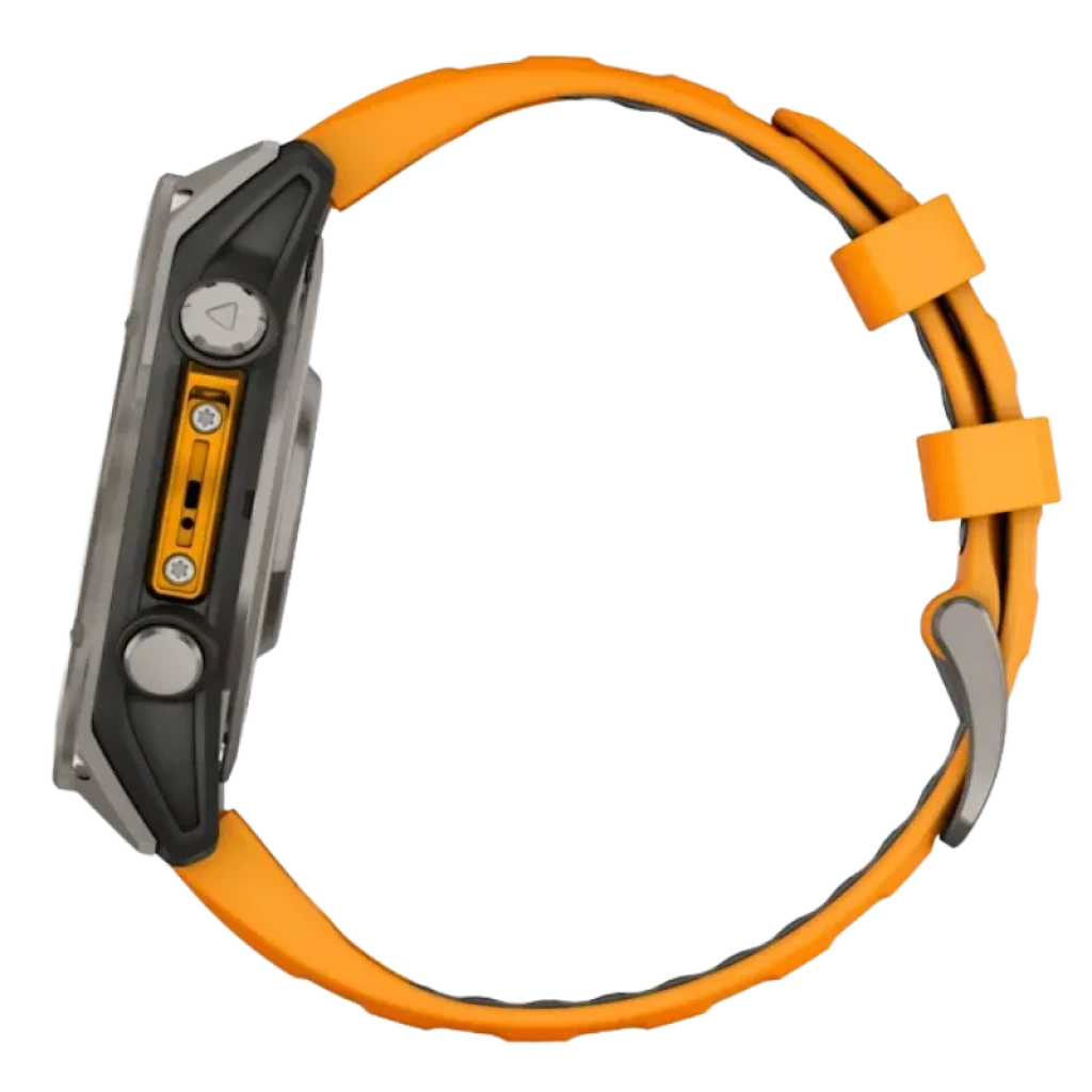 Lateral esquerdo do Garmin Fenix 8 AMOLED 47 mm Sapphire Titanium com bracelete de silicone laranja, caixa de titânio cinzento e botões metálicos visíveis