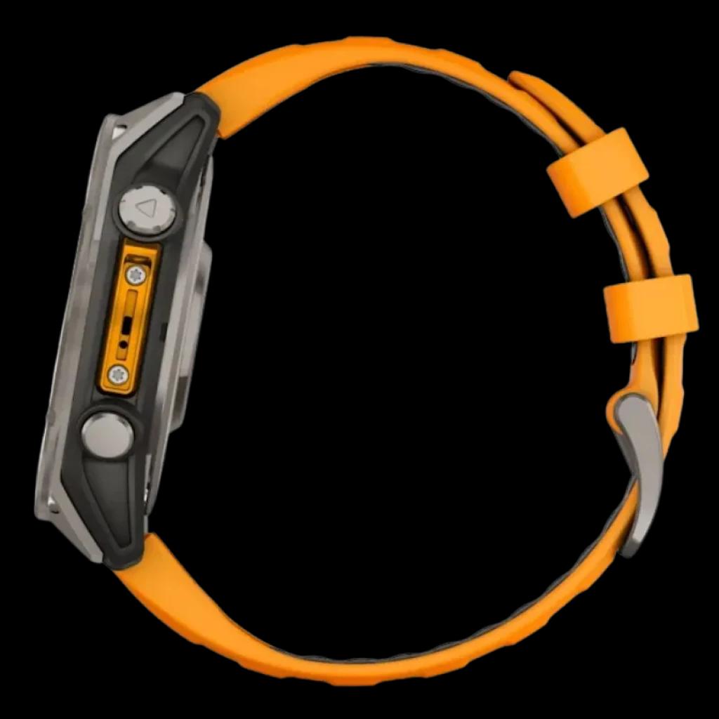 Lateral esquerdo do Garmin Fenix 8 AMOLED 47 mm Sapphire Titanium com bracelete de silicone laranja, caixa de titânio cinzento e botões metálicos visíveis