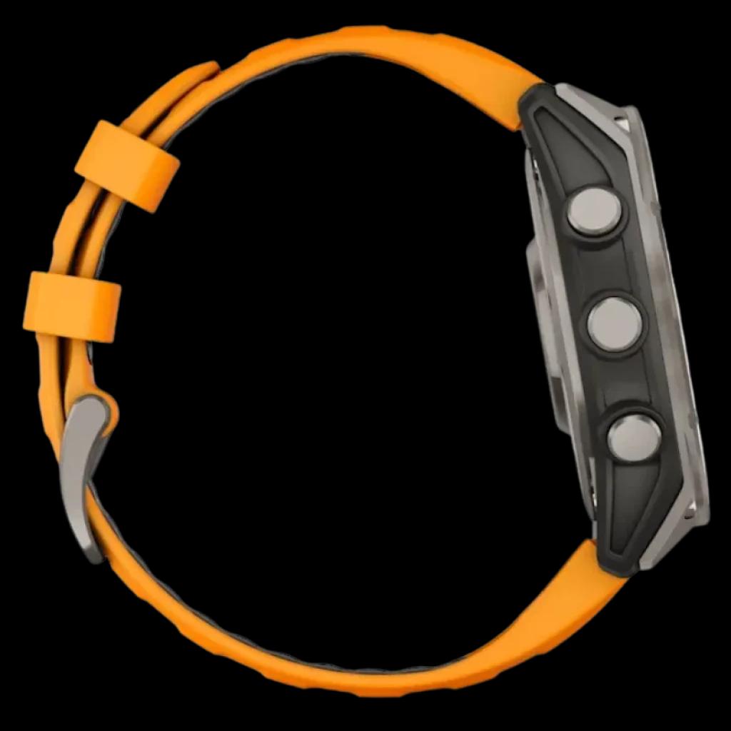 Lateral direito do Garmin Fenix 8 AMOLED 47 mm Sapphire Titanium com bracelete de silicone laranja com botões metálicos e moldura robusta em titânio