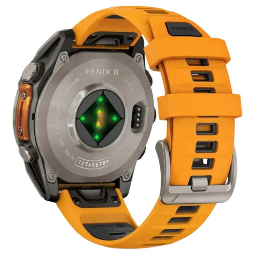 Relógio Garmin Fenix 8 AMOLED 47 mm, parte traseira em titânio com sensor óptico verde, cristal de safira e bracelete em silicone laranja com fivela metálica