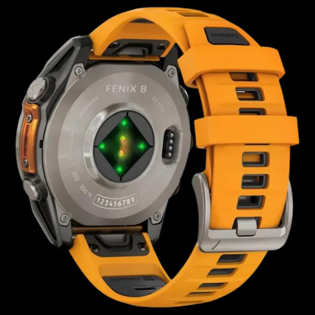 Relógio Garmin Fenix 8 AMOLED 47 mm, parte traseira em titânio com sensor óptico verde, cristal de safira e bracelete em silicone laranja com fivela metálica