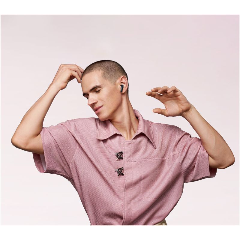 Huawei FreeBuds 7i TWS ANC Preto, imagem real dos auriculares a serem usados por uma pessoa a dançar