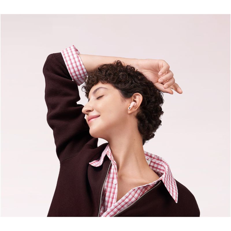 Huawei FreeBuds 7i TWS ANC Rosa en uso, auricular intraaural rosa minimalista con vástago corto, ajuste cómodo y diseño elegante discreto en la oreja