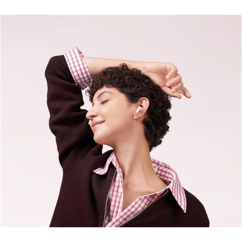 Huawei FreeBuds 7i TWS ANC Rosa en uso, auricular intraaural rosa minimalista con vástago corto, ajuste cómodo y diseño elegante discreto en la oreja