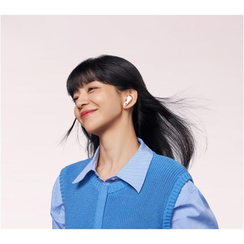 Huawei FreeBuds 7i TWS ANC Negro, imagen real de los auriculares siendo usados por un humano