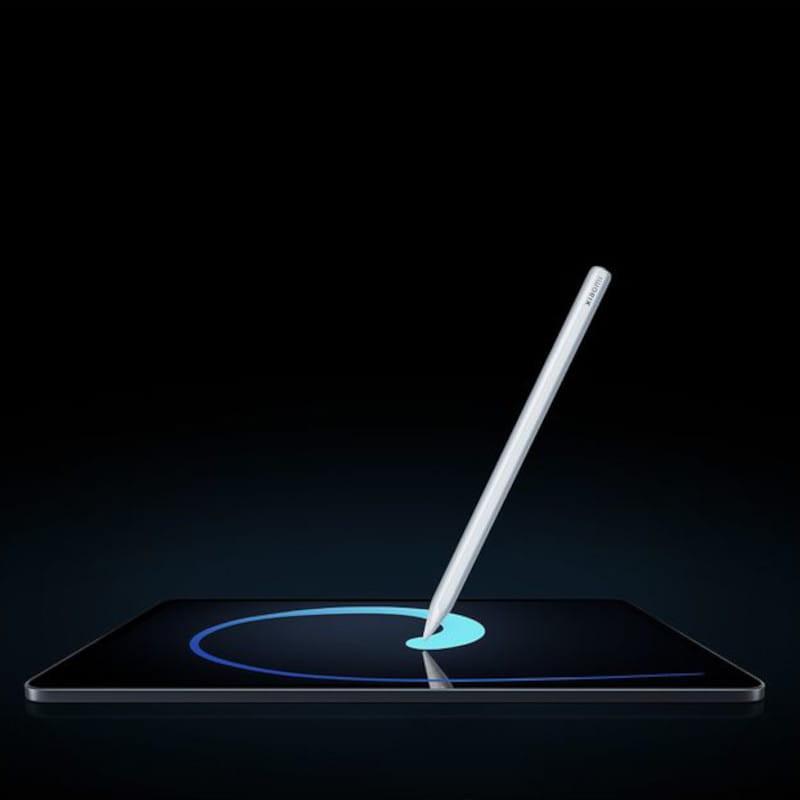 Stylet argenté Xiaomi Focus Touch Pen Pro, pointe fine et corps élégant, incliné sur tablette avec écran lumineux bleu, compatible Pad 6S Pro, 7, mini, 8