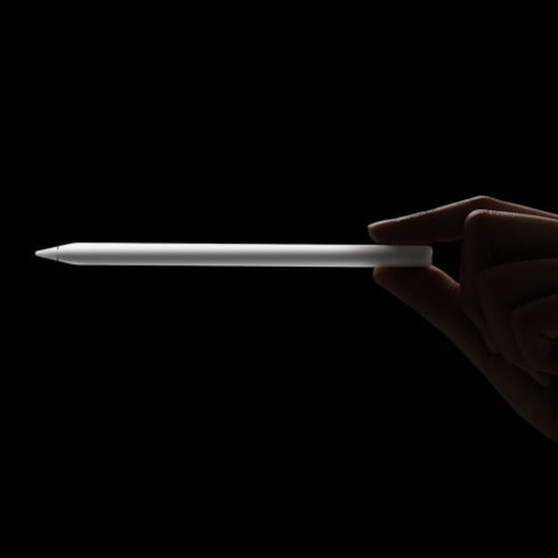 Stylet Xiaomi Focus Touch Pen Pro blanc, fin et léger, silhouette lisse avec pointe précise, tenu entre doigts sur fond noir, design minimal et élégant