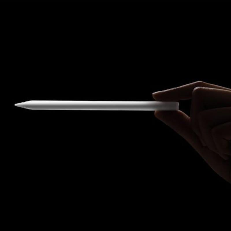 Stylet Xiaomi Focus Touch Pen Pro blanc, fin et léger, silhouette lisse avec pointe précise, tenu entre doigts sur fond noir, design minimal et élégant