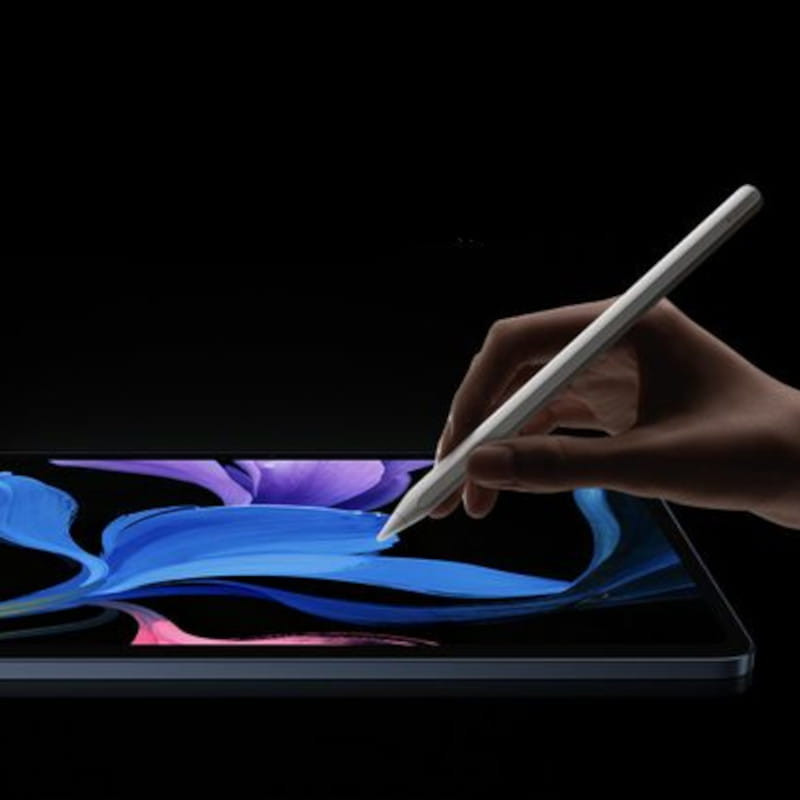 Stylet Xiaomi Focus Touch Pen Pro argent, fin et ergonomique, pointe précise en train de dessiner sur tablette Xiaomi, éclairage doux et design épuré