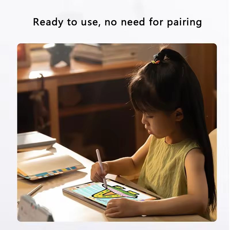 Caneta Redmi Graffiti Stylus em uso: criança desenha em tablet. Ponta fina, resposta precisa, sem pareamento, ideal para notas e ilustrações.