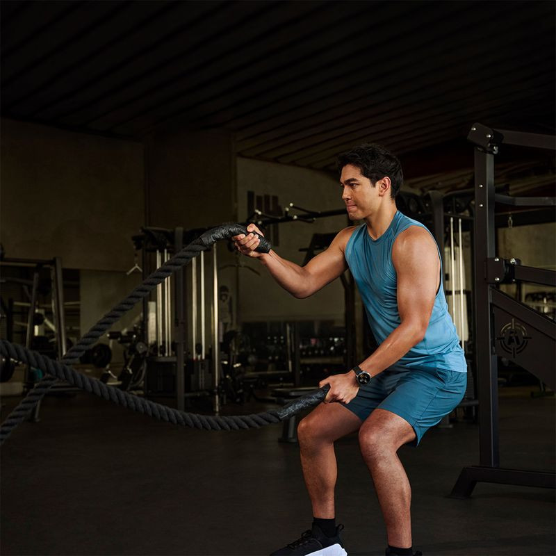 Amazfit Balance 2 XT Negro en muñeca: smartwatch redondo con correa negra, pantalla a color, look deportivo, se usa durante entrenamiento en gimnasio.