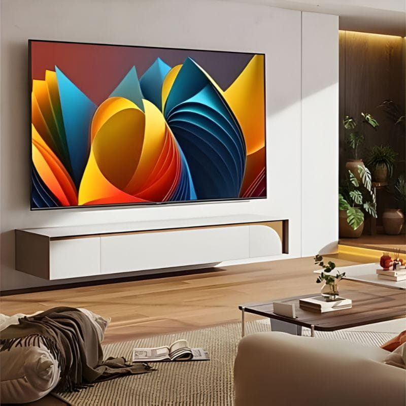 Hisense 43E77NQ 43 QLED 4K com tela fina sem bordas aparentes, cores vivas e alto contraste; design moderno sobre rack baixo em sala minimalista
