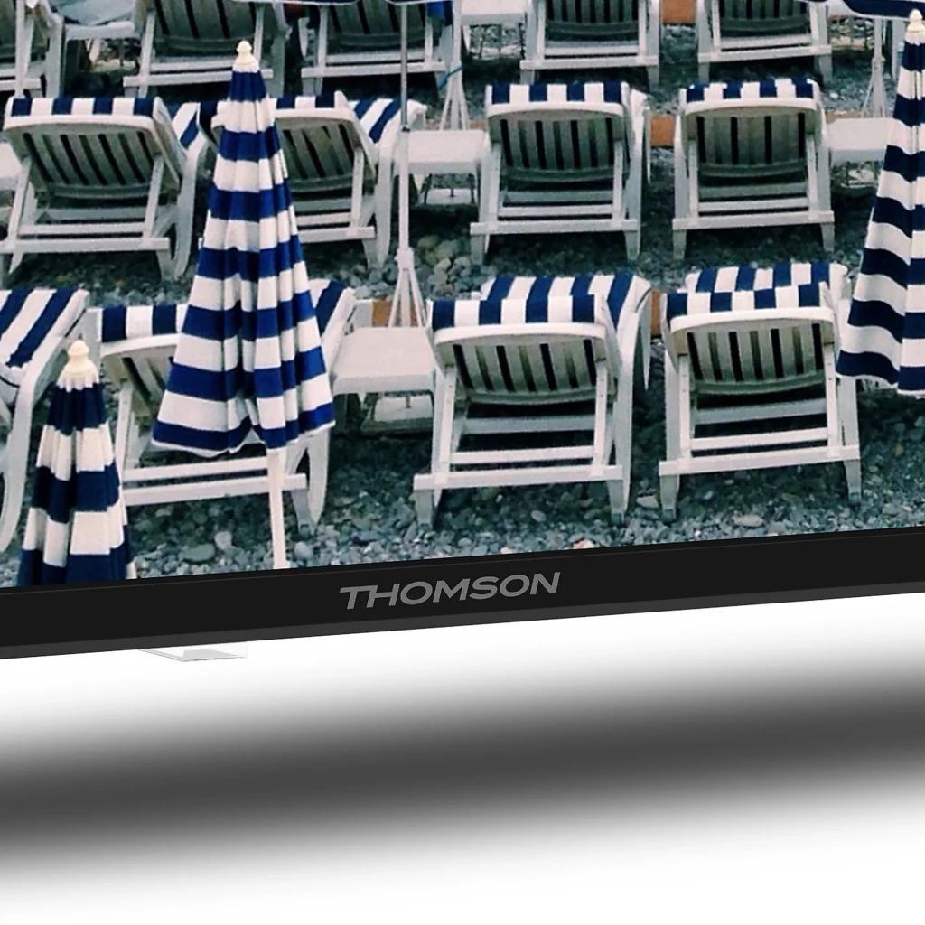 Thomson 32HD2S13 téléviseur LED 32 pouces HD avec cadre fin noir, logo argenté sur la bordure inférieure, écran affichant des rayures bleu et blanc