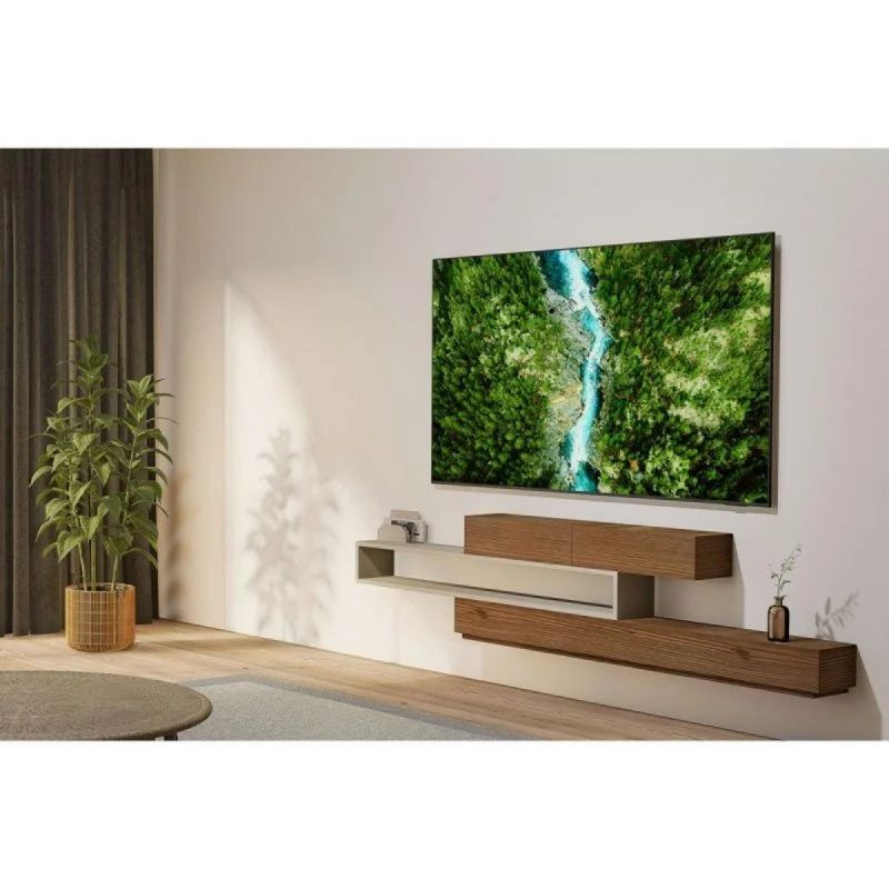 Samsung TU65U8005FU 65" 4K UHD LED Smart TV con pantalla delgada, marco fino y colores vivos; montado en pared, escena natural en alta definición.
