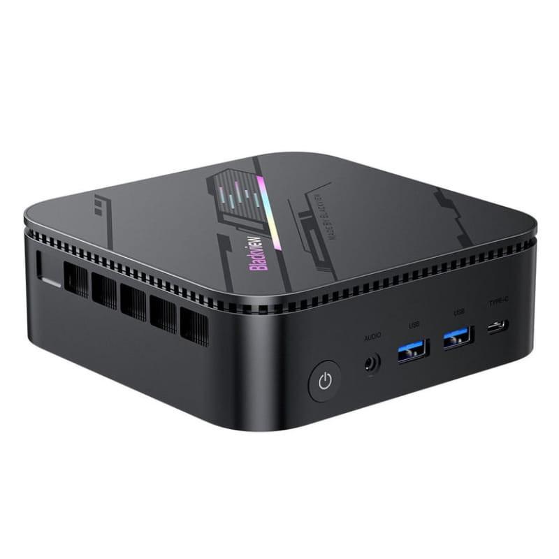 Mini PC Blackview MP100 Pro negro, diseño compacto cuadrado con ventilación lateral, botón frontal y puertos USB, audio y Type-C visibles en el panel frontal