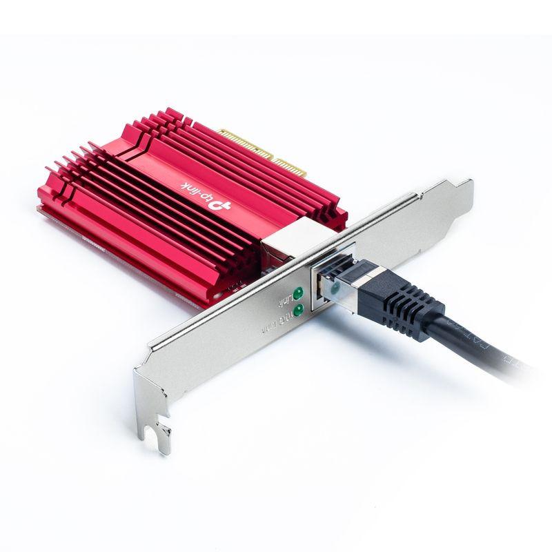 TP-Link TX401 10 Gigabit PCIe com dissipador vermelho, porta Ethernet RJ45 conectada e bracket metálico low profile, LEDs de status verdes