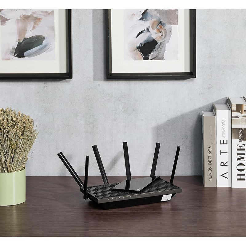 TP-Link Archer AX72 WiFi Dual Router preto com 6 antenas ajustáveis, design angular em malha, LEDs frontais e base robusta para mesa ou estante