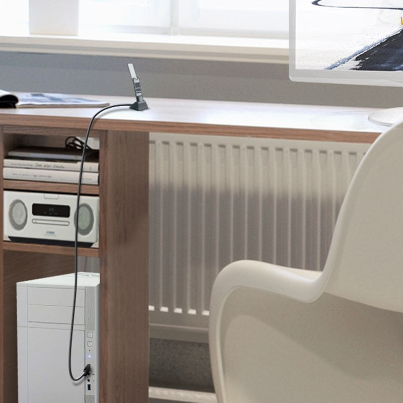 Adaptateur USB Wi‑Fi 6 noir avec antenne inclinable sur socle, câble long vers PC de bureau blanc, design compact et discret pour meilleure réception AX1800