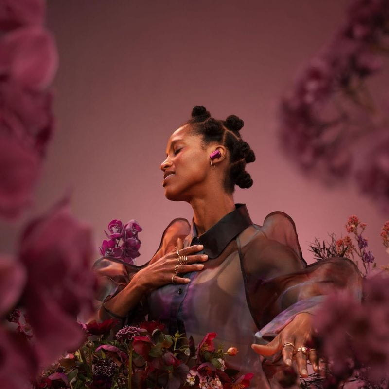 Auriculares Bose QuietComfort Ultra 2ª Gen TWS en Deep Plum, diseño ergonómico, acabado brillante, puntas de silicona intercambiables y logotipo Bose.