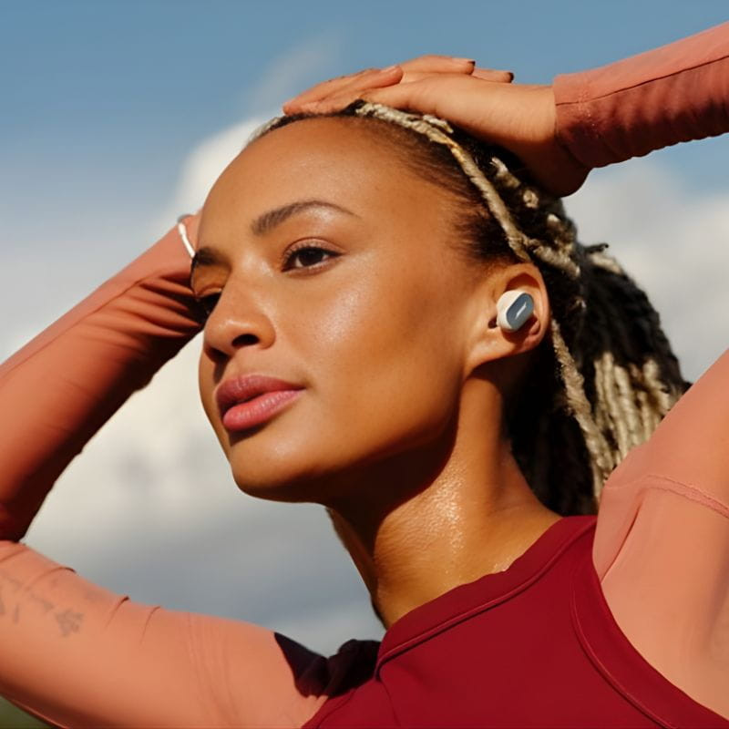 Auriculares Bose QuietComfort Ultra 2ª Gen TWS en color White Smoke; diseño intraaural, cuerpo blanco con paneles grises metalizados y puntas de silicona.