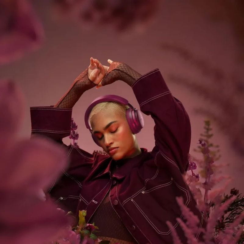 Headphone over-ear Bose QuietComfort Ultra na cor Deep Plum, acabamento fosco, conchas arredondadas e arco acolchoado, design elegante e moderno.