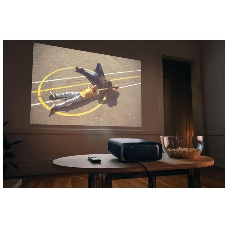 Vue générale d'une projection dans le salon avec le Projecteur Philips NeoPix 320 NPX320 Noir