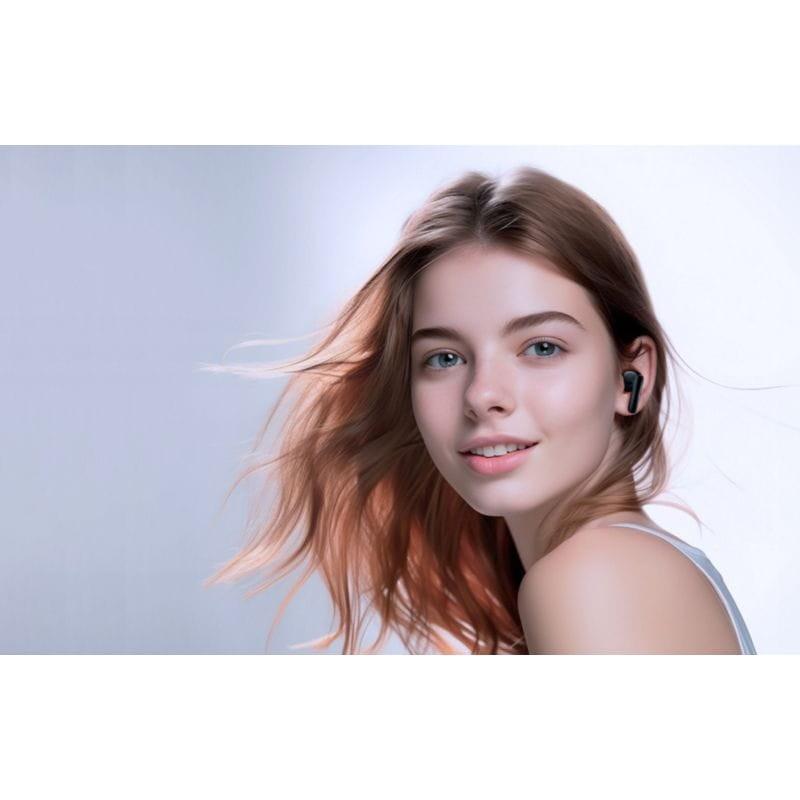 Chica con los auriculares QCY HT09 Negro