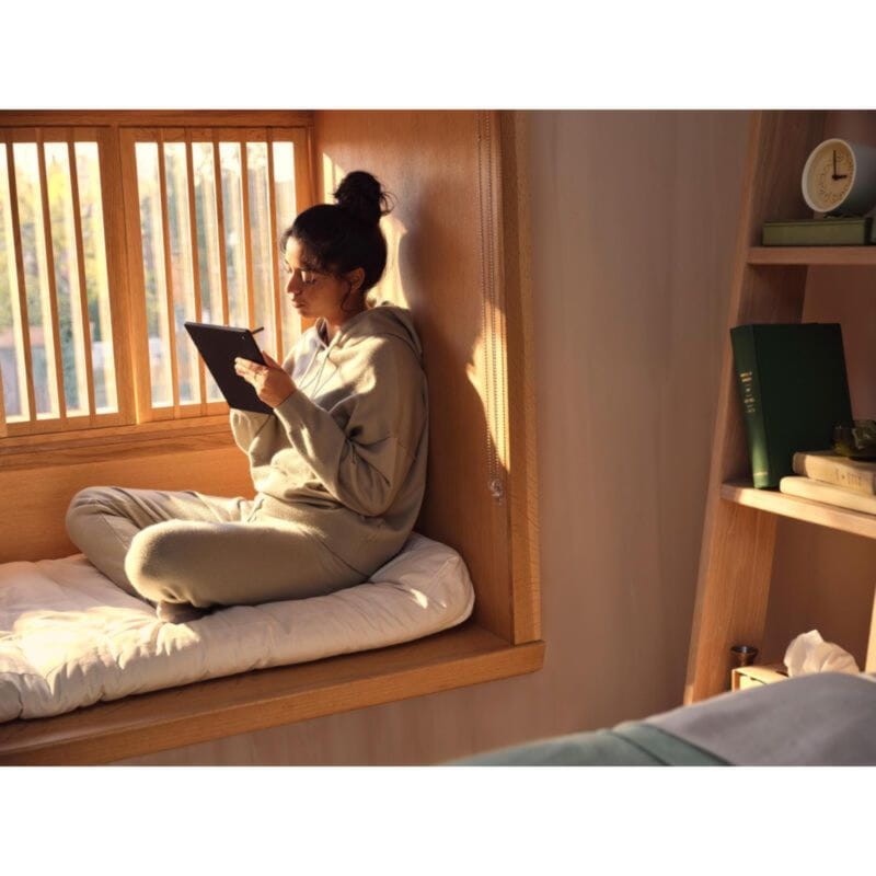 Chica leyendo con el Rakuten Kobo Elipsa 2E 32GB Wifi Negro