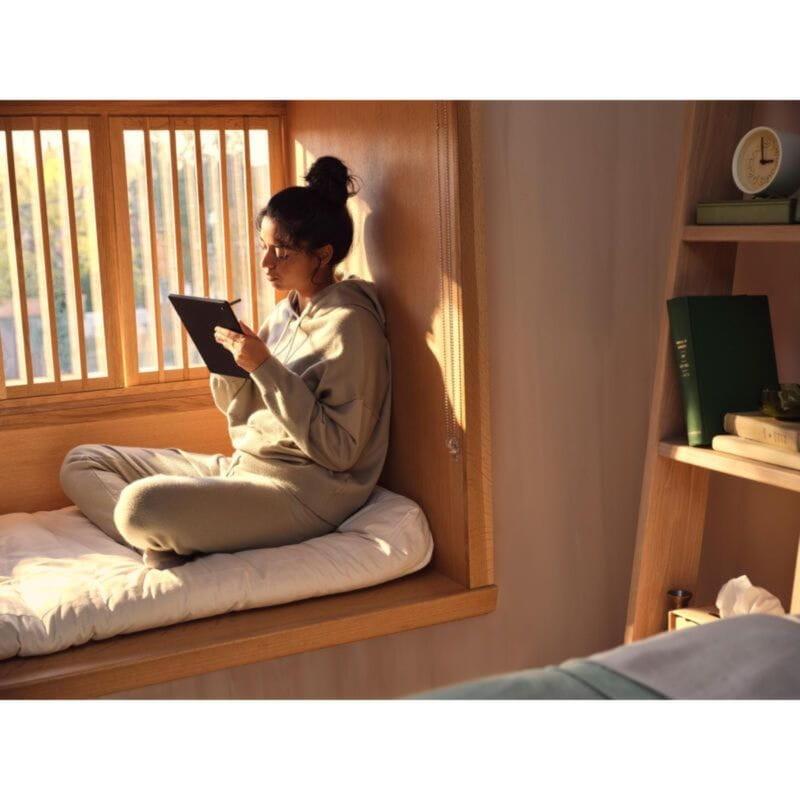 Chica leyendo con el Rakuten Kobo Elipsa 2E 32GB Wifi Negro