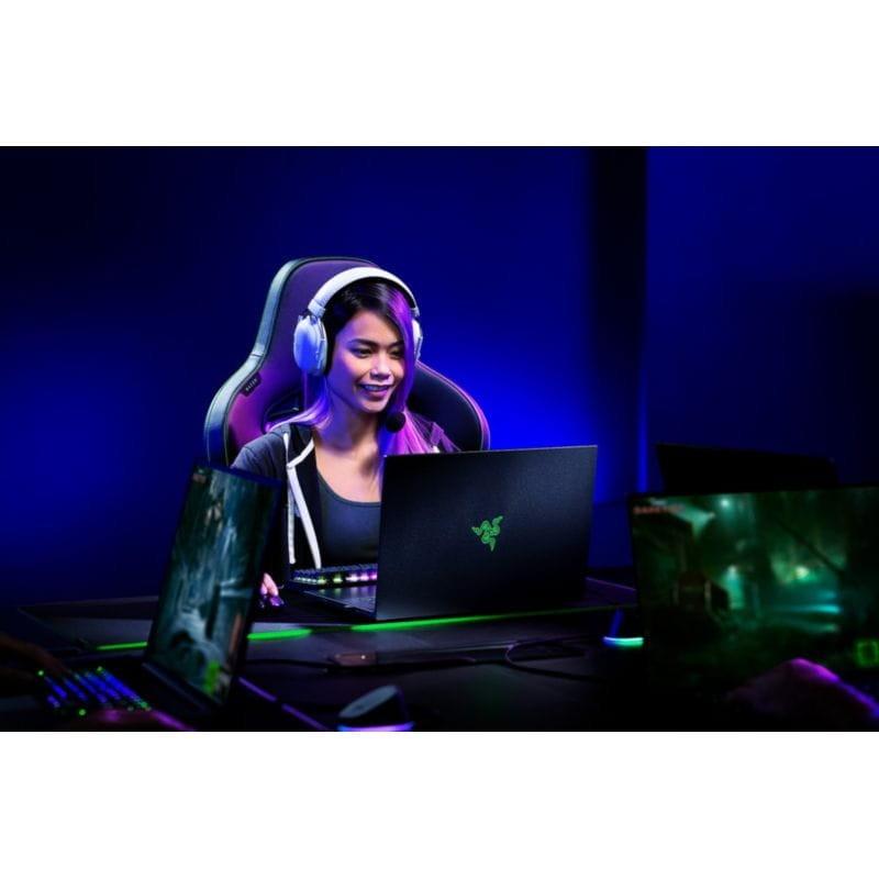Fille Gamer avec les casques Razer Blackshark V2 Pro Bluetooth Son 7.1 Blanc