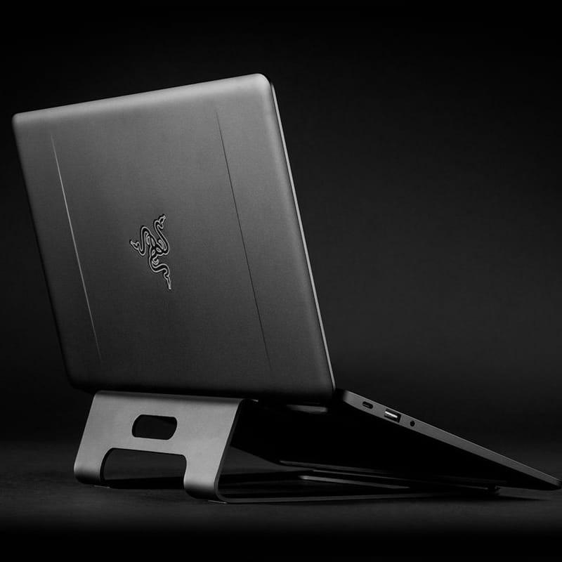 Razer RC21-01110100-W3M1 - Suporte para portátil Foto real da parte traseira com portátil Razer