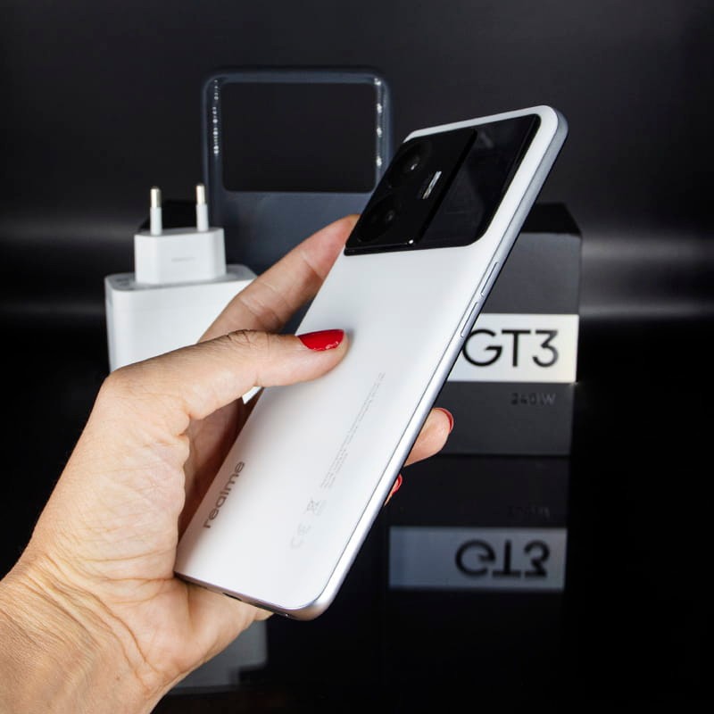 Realme GT3 5G 16GB/1TB Blanco foto real sosteniendolo en la mano